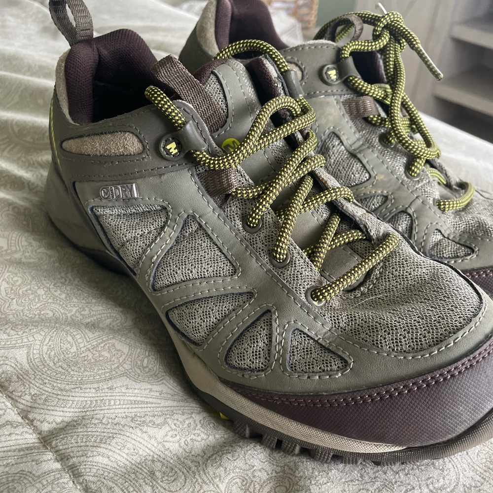 Worn once, beautiful hiking shoes